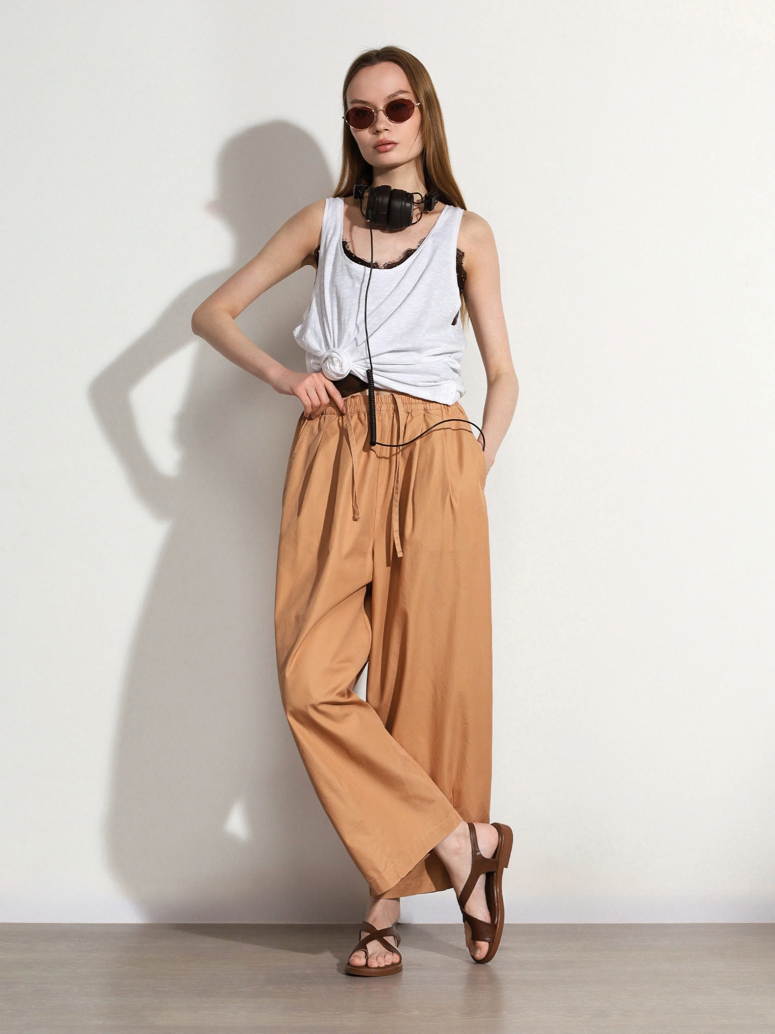 Брюки темно-бежевого цвета из смесового хлопка